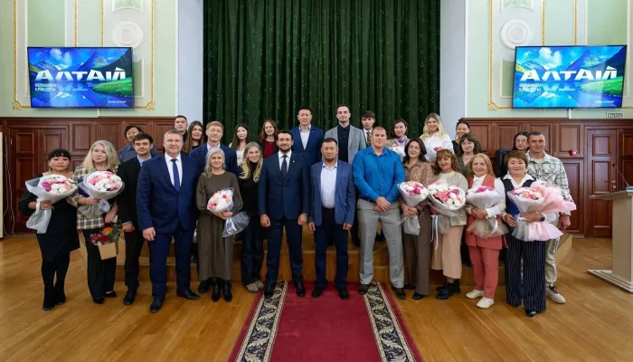Лучших специалистов туристической отрасли наградили в правительстве Республики Алтай