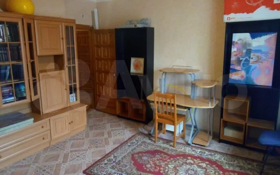 Трешку с парковкой рядом с набережной продают в Барнауле за 6,9 млн рублей. Фото