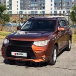 Янтарный Mitsubishi Outlander со стильным бампером продают в Горном Алтае. Фото