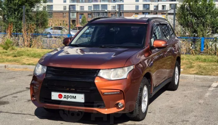Янтарный Mitsubishi Outlander со стильным бампером продают в Горном Алтае. Фото