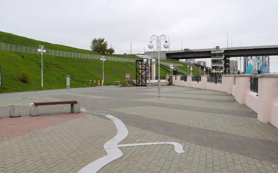 Течет и варится: как на набережной в Барнауле рождается антураж для девушки-Оби