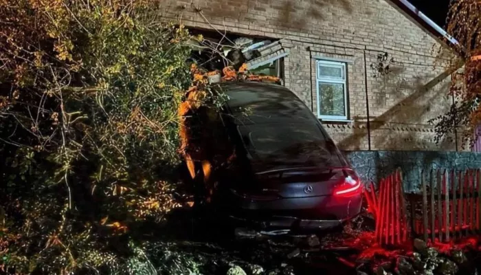 Дочь криминального авторитета Цапка на Mercedes за 20 млн рублей пробила стену дома