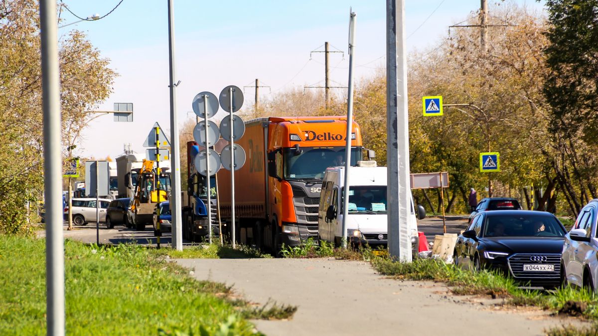 Строящаяся развязка на Змеиногорском тракте. Сентябрь 2025 года