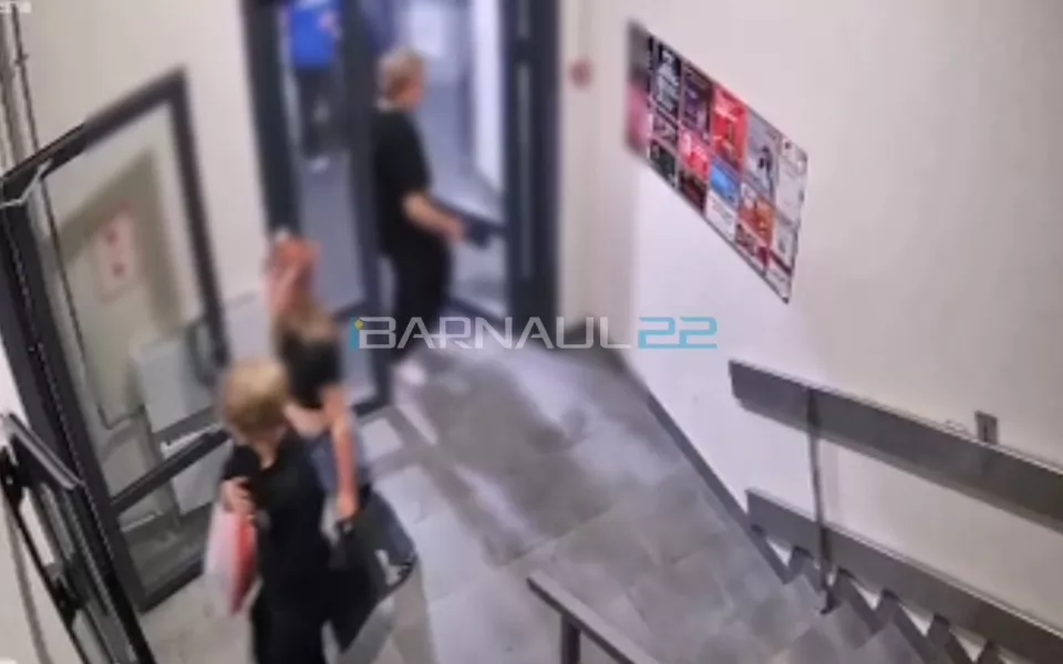 Ходят толпой и ломают двери: барнаульцы пожаловались на буйную компанию подростков