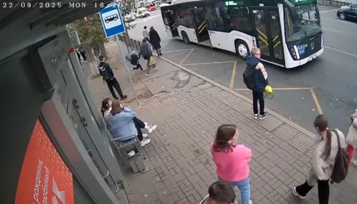 В Омске автобус проволок по дороге ребенка, застрявшего в дверях. Видео
