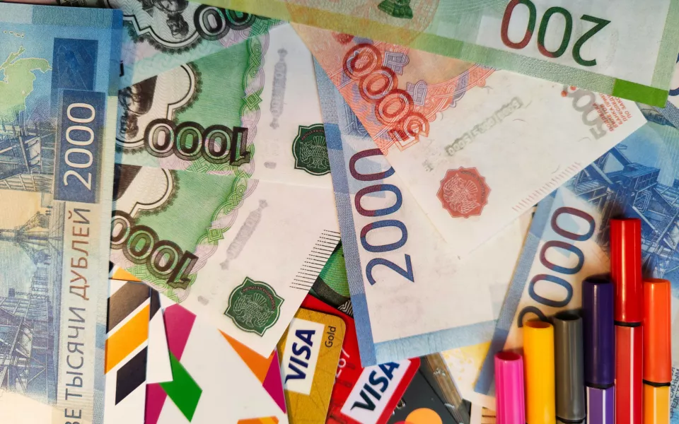 В России появилась новая тысячерублевая банкнота. Как она выглядит