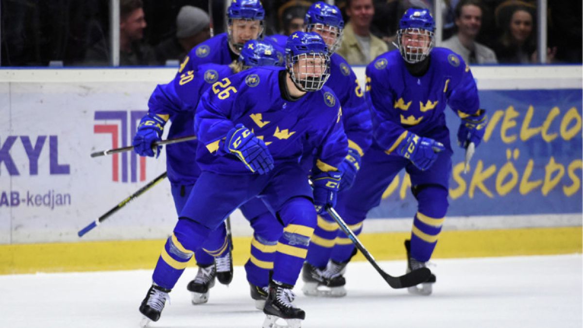 Сборная России по хоккею уступила Швеции в финале ЮЧМ