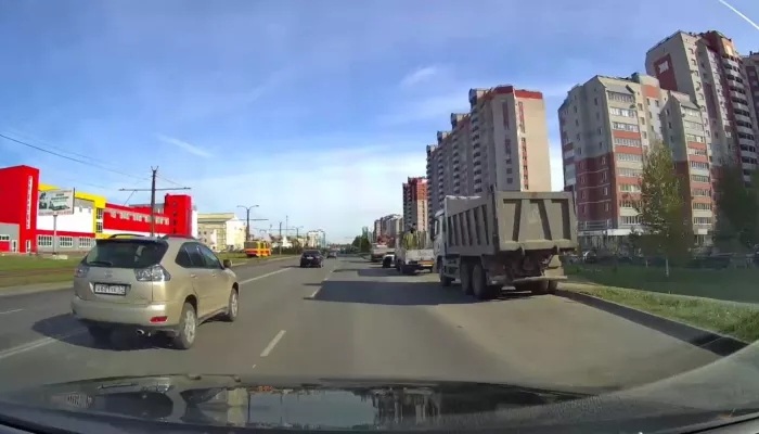 Барнаульцев вывели из себя вечно припаркованные вдоль дорог грузовики