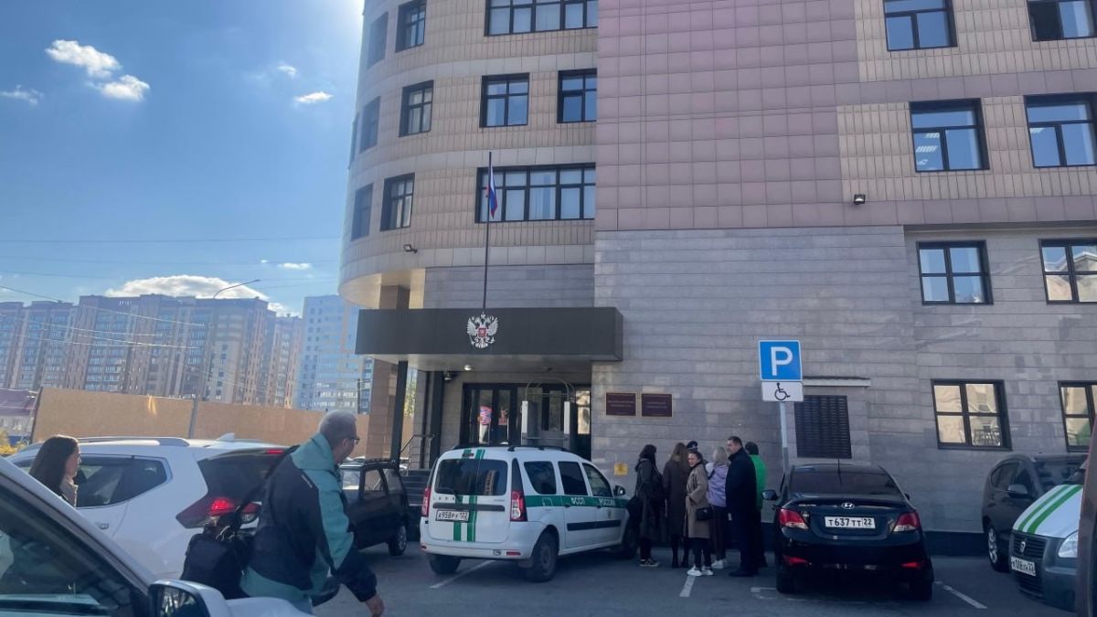 У здания Железнодорожного районного суда перед вынесением приговора Виталию Манишину