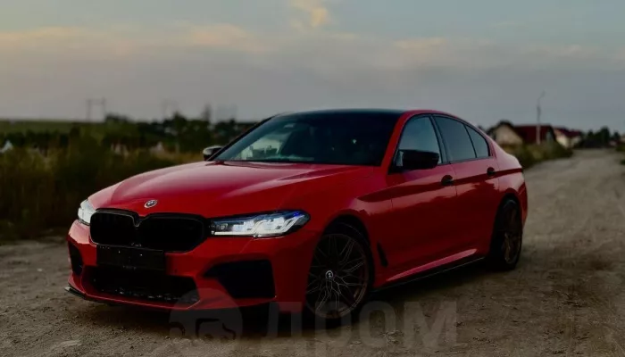 BMW в красной пленке и с рыжей кожей в салоне продают за 4,7 млн в Барнауле. Фото