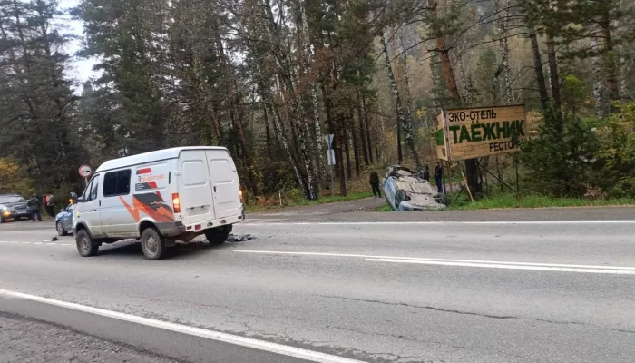 Водитель Соболя устроил жесткое ДТП с перевертышем в Горном Алтае