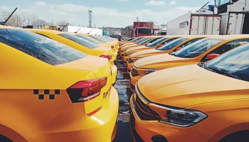 Жительница Барнаула пожаловалась на таксистку, которая залипала в телефон