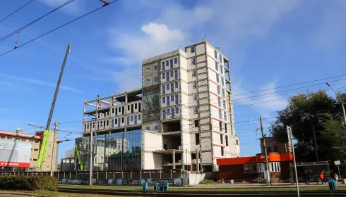 Коробка с витражами: когда в Барнауле ликвидируют легендарный долгострой на Ленина. Фото