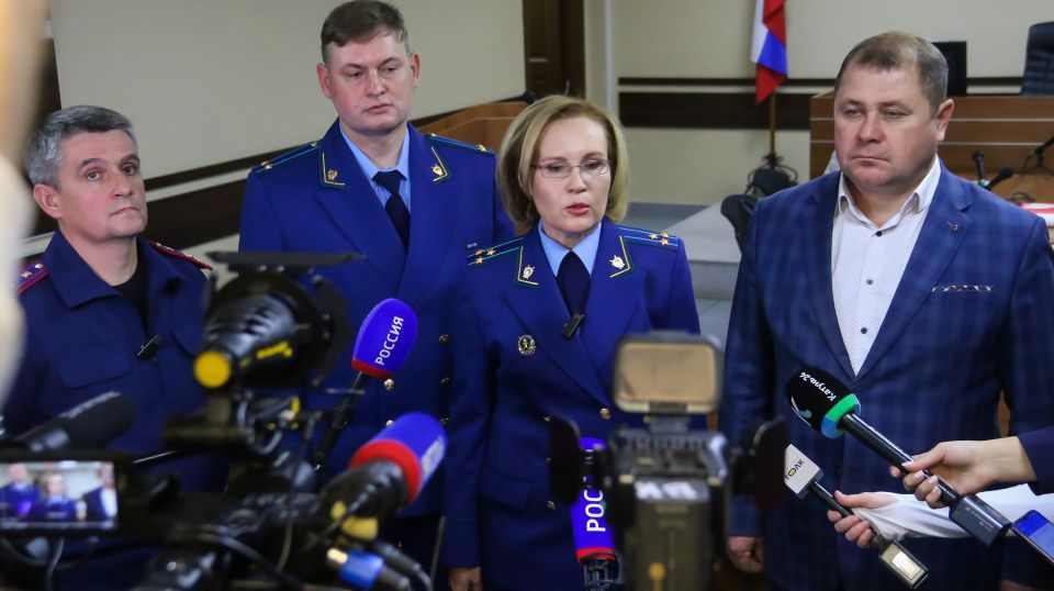 Гособвинитель прокуратуры Алтайского края Марина Тилилицина (в центре)