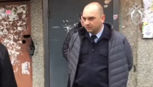 Видео задержания инспектора алтайской ГИБДД обнародовал Следком