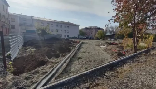 В центре Барнаула продолжается создание нового зеленого уголка за 9 млн рублей
