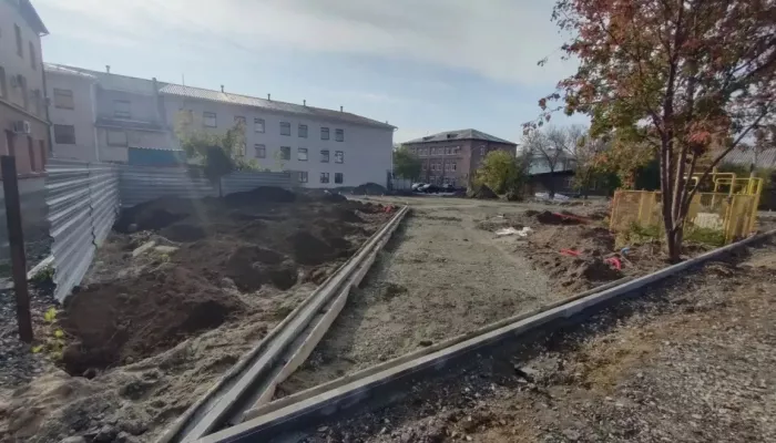 В центре Барнаула продолжается создание нового зеленого уголка за 9 млн рублей
