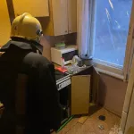 Выбито окно: газовый баллончик взорвался в многоэтажке в Барнауле