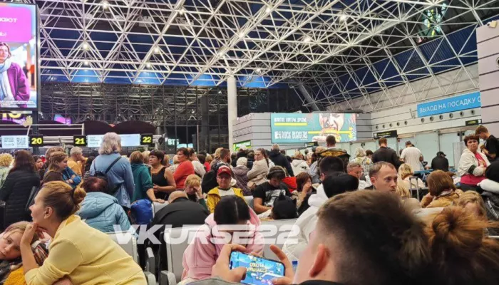 Коллапс: барнаульцы застряли в аэропорту Сочи на фоне атаки украинских дронов