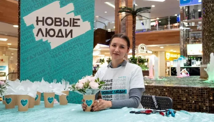 Новые люди провели праздничную акцию ко Дню учителя в Барнауле