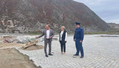 После жалоб жителей в Республике Алтай ускорили благоустройство набережной
