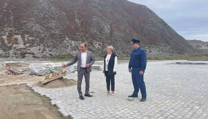 После жалоб жителей в Республике Алтай ускорили благоустройство набережной