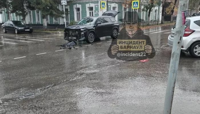 Массовое ДТП с тремя иномарками произошло в Барнауле