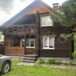 На берегу Катуни на Алтае за 18 млн рублей продают дом с баней и кедрами. Фото