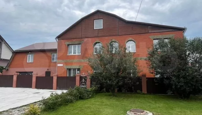 Дом на три семьи с большим подвалом предлагают купить в Барнауле за огромные деньги