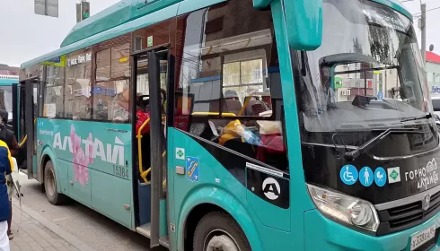 В Горно-Алтайске экипаж автобуса помог спасти пожилую пассажирку