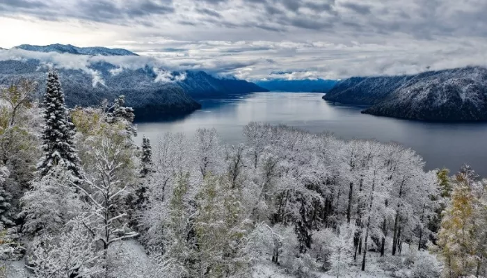Осенние пейзажи Алтайского заповедника сменились снежными видами. Фото