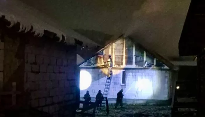 В Горно-Алтайске ночной пожар охватил 90 квадратов жилого дома