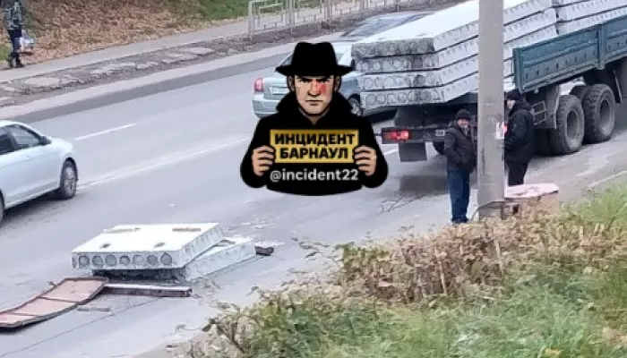Бетонные плиты вывалились из кабины грузовика на дорогу в Барнауле