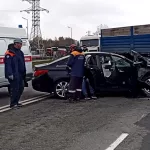 Hyundai и грузовик столкнулись в Барнауле: пострадавших эвакуировали спасатели