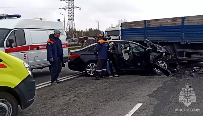 Hyundai и грузовик столкнулись в Барнауле: пострадавших эвакуировали спасатели