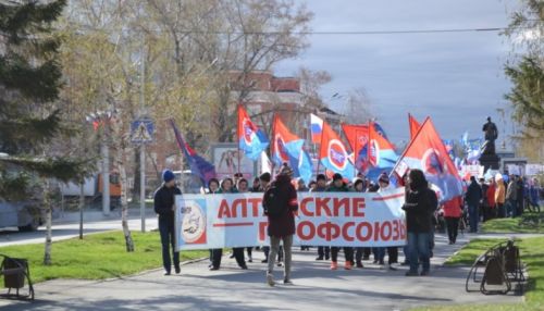 Сотни барнаульцев вышли на митинг профсоюзов Алтайского края