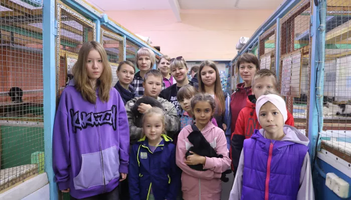 Волонтеры алтайского завода помогли приюту для животных в Заринске