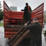 С барнаульских улиц до весны убирают лавочки и урны