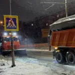Работают круглосуточно: дороги Барнаула после снегопада обработали смесью от гололеда