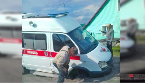 Автомобиль скорой помощи в Камне-на-Оби провалился в яму на дороге