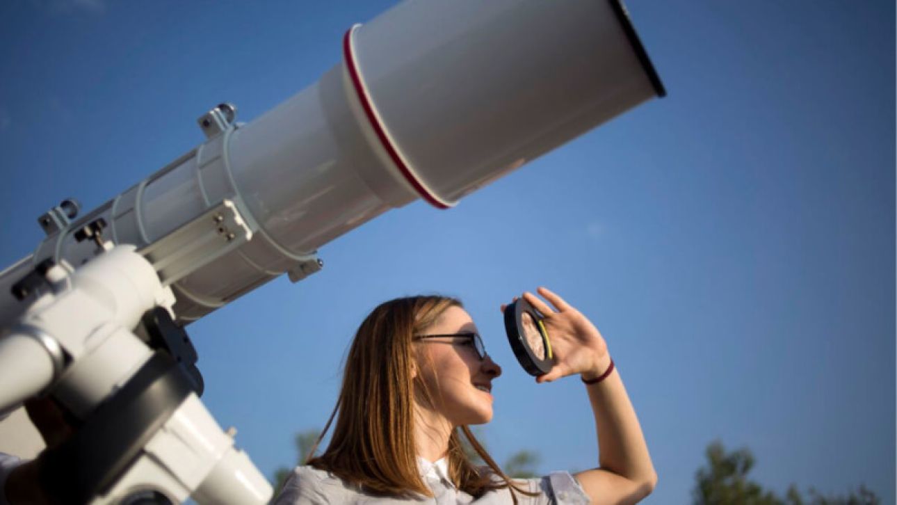 Наблюдать за зрелищем. Наблюдение солнечного затмения. Наблюдение в телескоп. Телескоп для наблюдения за затмением солнца. Люди наблюдают за солнечным затмением.
