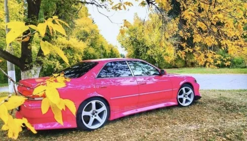 Турбодвигатель и 280 лошадей: в Горном Алтае продают розовый Toyota Mark II