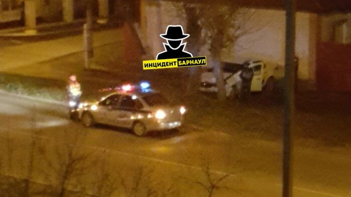 Автомобиль такси врезался в дерево в Барнауле 