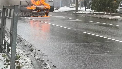 Автомобиль внезапно загорелся посреди улицы в Барнауле