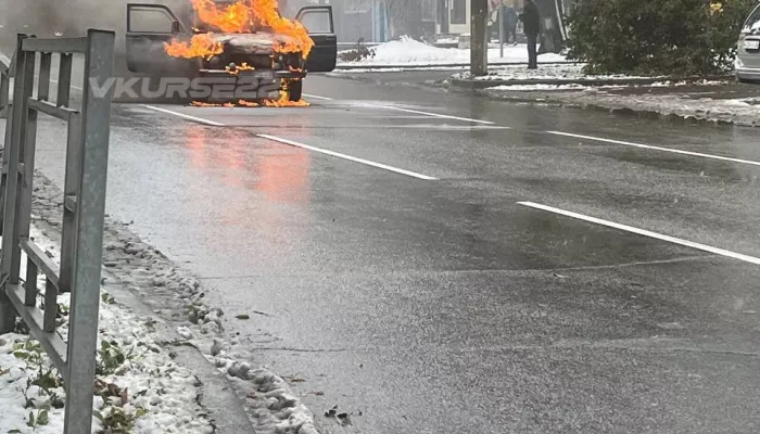 Автомобиль внезапно загорелся посреди улицы в Барнауле
