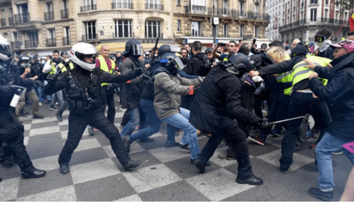 разгон митинга во франции