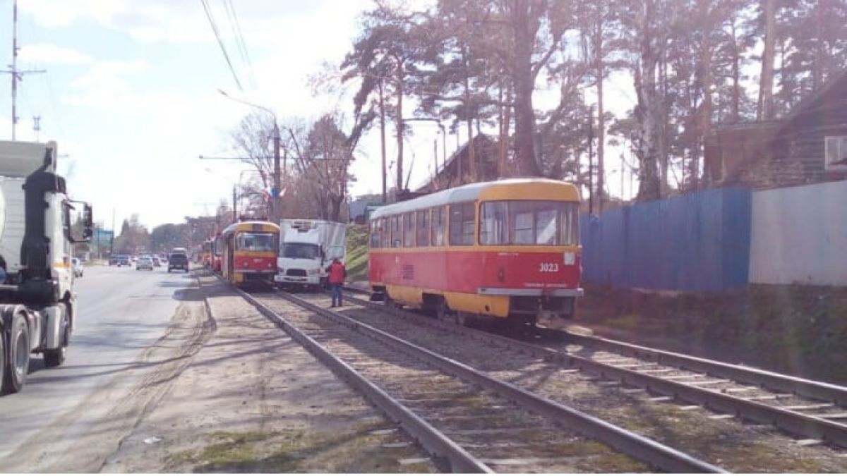 Грузовик выбросило на пути после столкновения с трамваем в Барнауле