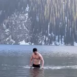 Павел Дуров искупался в заповедном озере Казахстана. Ему грозит штраф 6 тысяч рублей