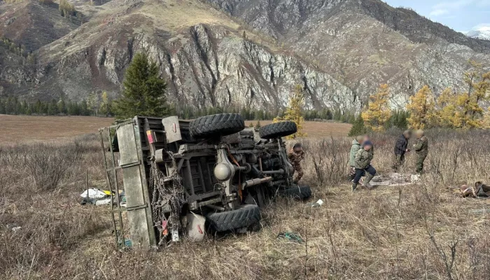 Один погиб, трое пострадали: ДТП с грузовиком произошло в Республике Алтай