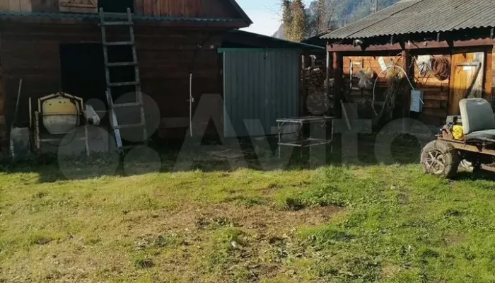 В Горном Алтае продают усадьбу за 30 млн рублей у подножия горы с видом на курорт